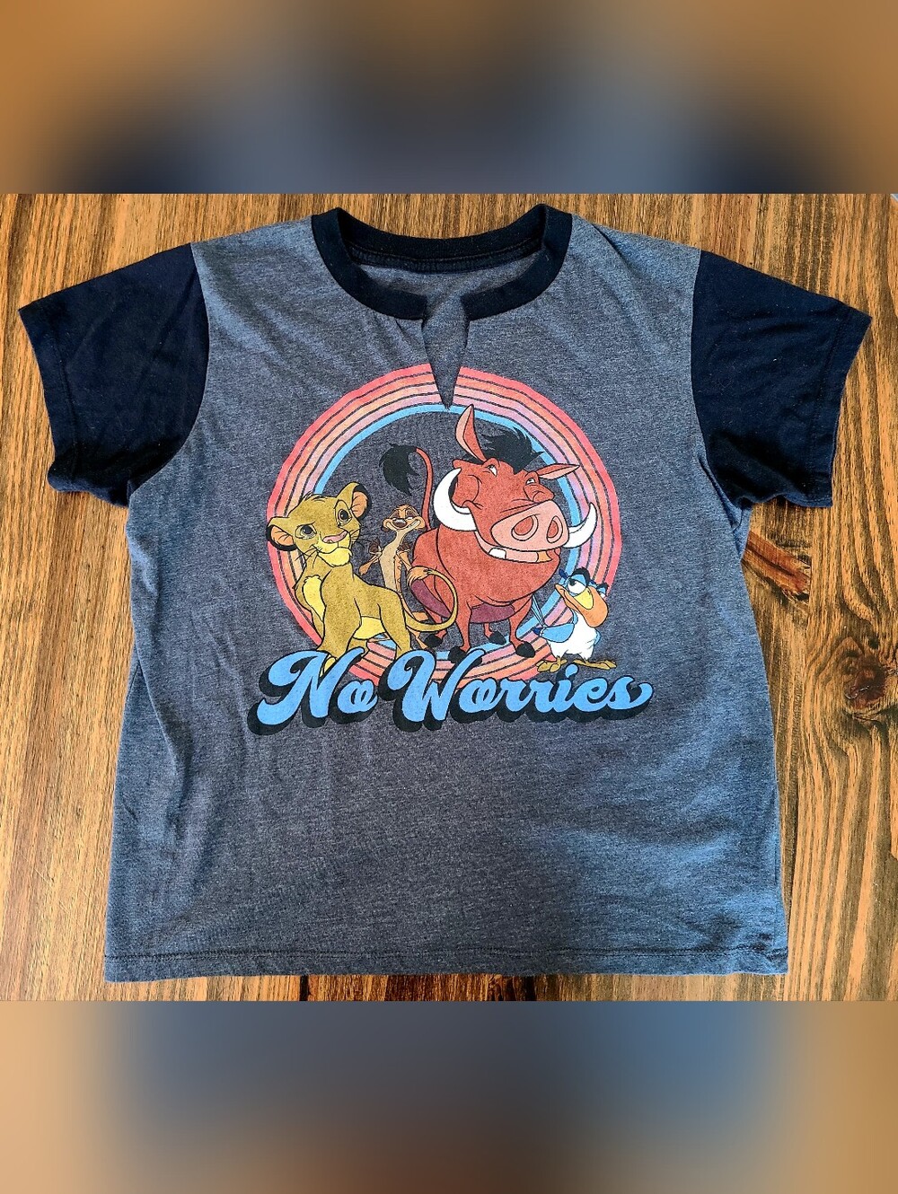 Disney Lion King 'No Worries' Graphic Crop Tee - Black and Dark Gray
